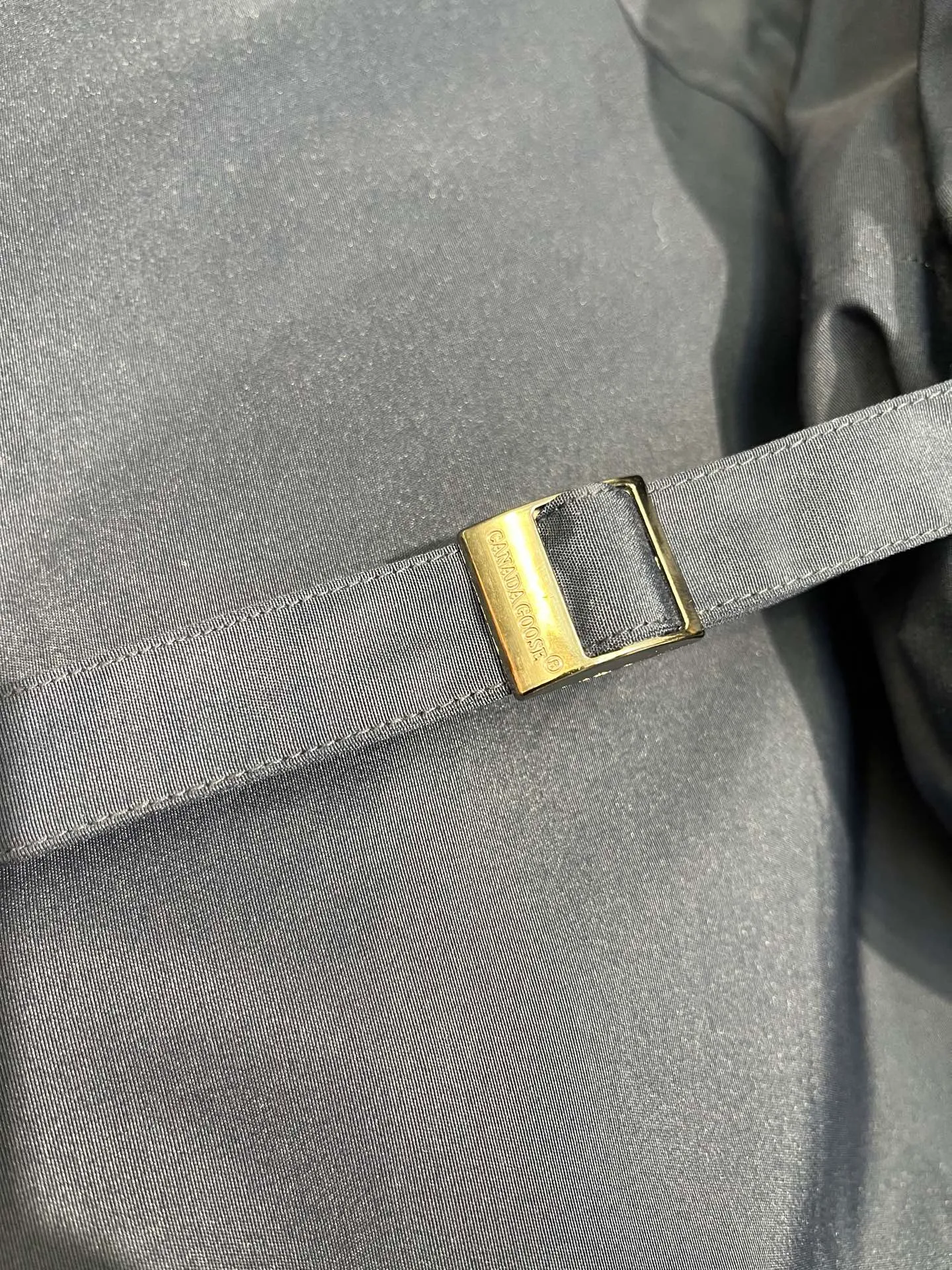 P780 high-end version (new version of Big Goose 01) Canada Goose Canada Goose #Chilliwack 7999M bomber jacket short down jacket/01 model #Men and Women Same Style# ➖ Genuine synchronous anti-counterfeiting chip sensor! ➖ Imported 21S polyester-cotton blended original fabric [last year’s 16S/18S hard fabrics have been completely eliminated, this year all use 21S genuine synchronous fabrics, the soft mid-strap feels delicate and textured], genuine synchronous Feather-Light 10D waterproof coating fabric, made of 84.5 polyester fiber and 15.5 cotton, 100% the best feel in the entire network! ➖ The genuine official website is synchronized with the national standard 80 white duck down, you can check the official website customer service, there will never be a series of misleading claims such as 90 down or goose down! ➖ Using the best nylon lining with double double-layer sealing design, velvet-proof No. 7 needle + grid-filled down ready-made garments, there is 100% no so-called velvet running! ➖ The cuffs are designed with thickened seamless threads, and the collar and pockets are lined with top-quality polar fleece to keep you warm and comfortable! ➖ Yoshida YKK provides original custom-made electroplated sliders. YKK two-way lockable zippers are tight and smooth and will not peel off paint! ➖ 3M composite guarantees that the Velcro is the same as the original, durable, and all accessories and hardware are custom-made! ➖ Imported BEHRINGER embroidery machine to customize the 10,000-needle embroidery logo, 98% of which can be reproduced to restore the original logo. You can check and compare on the official website! ➖ The fur collars are all made of large pieces of Western Canadian blue wolf hide, ensuring that each fur collar is 13-15cm wide!   Size:XS-XXL